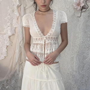 เสื้อคอวีลูกไม้สไตล์โบฮีเมียนแขนพองผ้าบางเนื้อเบามีกระดุมเสื้อทรงเอไลน์เสื้อยืดหวานและน่ารัก - Product Image 4