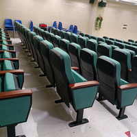 Chaises d'école, d'église, de salle de conférence, en plastique, avec pieds en fer et assise en éponge verte.