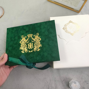 Caja de Invitación de Boda y Cumpleaños Elegante de Terciopelo Verde Oscuro con Foto Personalizada Vintage, Acrílico Transparente con Estampado Dorado, 5x7 Pulgadas, Lujosa y Moderna - Product Image 5