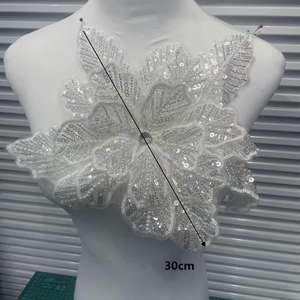 زخرفة شبكية صلبة ثلاثية الأبعاد على شكل ندفة ثلج كبيرة الحجم: 4 طبقات من الترتر. مثالي للأعراس/المناسبات الرسمية/المسرح/الأشغال اليدوية. - Product Image 1