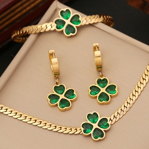 ชุดเครื่องประดับ TZ013 Lucky Flower ทำจากสแตนเลสสตีล 316L ชุบทอง 18K ประดับด้วยพลอย CZ สีเขียว ประกอบด้วยสร้อยคอ สร้อยข้อมือ และต่างหู ไม่หมองคล้ำ - Product Image 1