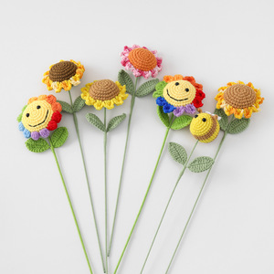 Bouquet de tournesols et décoration abeille faits sur mesure 2026, en fil tricoté à la main, simulation réaliste, cadeau de fête du Nouvel An ou de la Fête des Mères/du Jour des Enseignants - Product Image 1