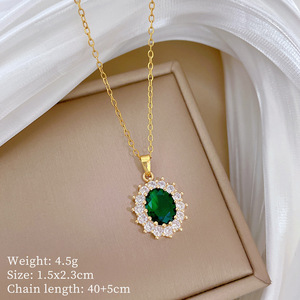 Collana con Ciondolo in Pietra Verde Ovale, Elegante Collana da Donna con Accenti Scintillanti - Product Image 6