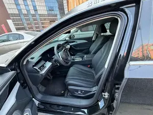 Auto Usado 2025 Hongqi H5 2.0T Sedán Mediano Automático <span class=keywords><strong>de</strong></span> Gama Alta con Tracción Delantera <span class=keywords><strong>4x4</strong></span>, Caja <span class=keywords><strong>de</strong></span> Cambios Automática, Motor a Gasolina - Product Image 2