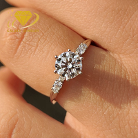 Bague de fiançailles personnalisée en or rose 14 carats avec diamant de laboratoire CVD HPHT rond de 2 carats, sertie en grappe latérale, pour femme