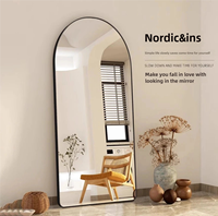 Miroir pleine longueur doré à cadre en aluminium, design capsule, sur pied, pour salon et chambre à coucher