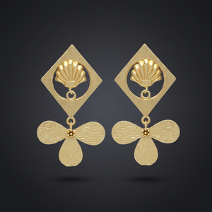 Boucles d'oreilles pendantes plaquées or, motif pétales de fleurs ethniques, en laiton et pierres précieuses, faites à la main, bijoux Jaipur Gems - Product Image 2