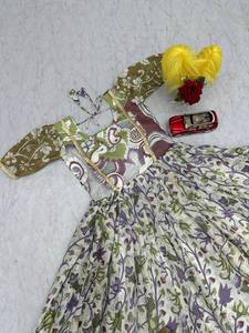 Robe Kalamkari la plus vendue pour femmes, vêtement traditionnel pour les événements, les programmes culturels et les tenues de fête, disponible au meilleur prix - Product Image 6