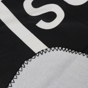 <span class=keywords><strong>Couverture</strong></span> promotionnelle en <span class=keywords><strong>polaire</strong></span> polyester noire avec logo personnalisé imprimé - Product Image 4