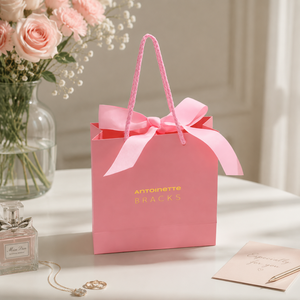 Bolsa de Papel para Regalo de Joyería Blanca y Rosa con Logotipo Personalizado, Materiales Reciclados con Lazo de Cinta - Product Image 4