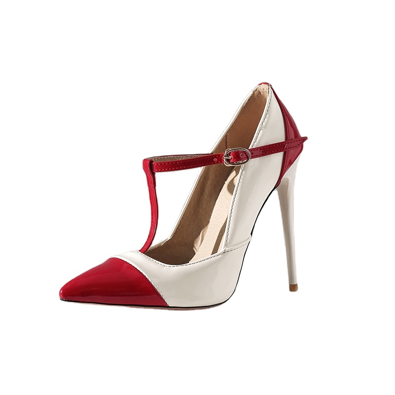 Tacones negros en pico