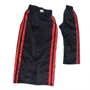 Pantalons de MMA, de kick-boxing et de Muay Thai de haute qualité avec panneaux latéraux rouges - Couleur et logo personnalisés, 100% polyester pour l'entraînement aux arts martiaux - Product Image 3