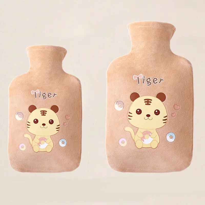 زجاجة تدفئة ماء محمولة بغطاء ناعم للحفاظ على درجة الحرارة قابلة لإعادة الاستخدام للحماية من البرد