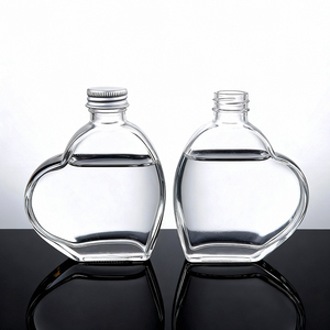 Botella de Vidrio Única en Forma de Corazón de 200 ml, Mini Botella Transparente Premium con Tapa Plateada, Perfecta para Licores de Boutique y Sets de Recuerdos - Product Image 5