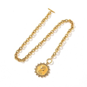 Collana con Medaglione Moneta Elisabetta in Acciaio Inossidabile 316L <span class=keywords><strong>per</strong></span> Donna, Placcata Oro 18K PVD, Impermeabile, Antiossidante, con Chiusura a Moschettone OT - Product Image 2