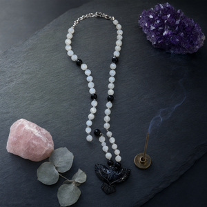 Mala de perles en pierre de lune blanche et onyx noir avec pendentif Phénix en onyx noir - Symbolisme et artisanat - Product Image 3