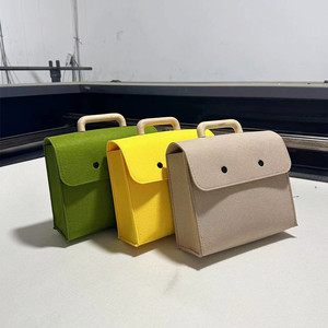 Borsa tote in tessuto non tessuto <span class=keywords><strong>con</strong></span> manico in legno e chiusura a patta per donna - Product Image 2