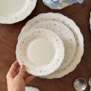 Juego <span class=keywords><strong>de</strong></span> <span class=keywords><strong>platos</strong></span> <span class=keywords><strong>de</strong></span> cena <span class=keywords><strong>de</strong></span> <span class=keywords><strong>porcelana</strong></span> <span class=keywords><strong>con</strong></span> estampado Floral azul Barroco europeo <span class=keywords><strong>con</strong></span> diseño <span class=keywords><strong>de</strong></span> encaje en relieve Juego <span class=keywords><strong>de</strong></span> taza y plato Vintage para boda - Product Image 4