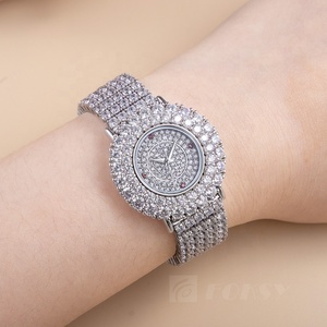 <span class=keywords><strong>Montre</strong></span> en cristal de zircon pour femmes avec logo personnalisable Cadran étincelant Mouvement à quartz Bijoux de mode Montres pour femmes - Product Image 2