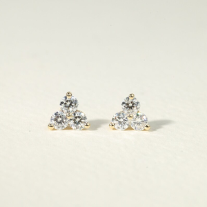 Boucles d'oreilles minimalistes en or massif avec trois diamants de laboratoire ronds, bijoux fins modernes, cadeau pour une occasion spéciale - Product Image 1