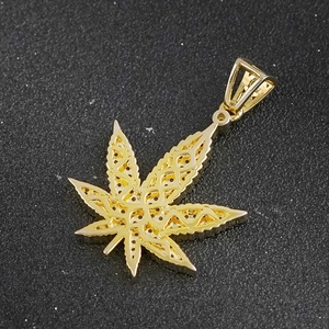 สร้อยคอรูปใบเมเปิ้ลสีทองสำหรับผู้ชายจากโรงงานขายส่ง เครื่องประดับฮิปฮอปทองเหลือง จี้และเครื่องประดับแฟชั่นสไตล์ร็อค - Product Image 4