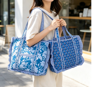 Bolso Tote Acolchado con Volantes y Estampado Azul y Blanco, Bolso de Hombro Reutilizable Grande con Logotipo Personalizado - Product Image 3