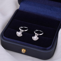 Boucles d'oreilles créoles Huggie élégantes en perles de nacre, polyvalentes pour le quotidien, bijoux fantaisie pour femmes, vente en gros