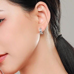 Pendientes Skilo Huggie de Plata 925 con Baño de Rodio y Cristales Engastados, Estilo Geométrico de Lujo para Uso Diario - Product Image 5