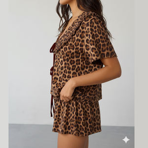 Set Pigiama Estivo da Donna Due Pezzi con Camicia Cardigan a Maniche Corte con Colletto alla Marinara e Fiocco Frontale, Pantaloncini Larghi con Stampa Leopardata - Product Image 3