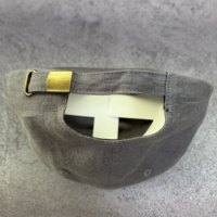 Casquette de baseball 5 panneaux en chanvre gris délavé, personnalisée en usine, avec broderie de lettres cursives blanc laiteux vintage, style sportif, couronne haute et visière plate