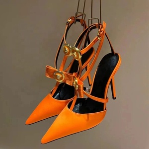 Sandalias de tacón de aguja con adornos metálicos y hebillas en el tobillo para mujer, con lazo y correa en T, estilo slingback, de satén, para verano - Product Image 3