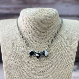 สร้อยคอเงินแท้ทำมือประดับลูกปัดรูปควายขาว ทำด้วยมือสำหรับผู้หญิง ของขวัญสำหรับเธอ - Product Image 1