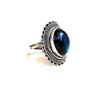 Bague en argent sterling 925 au design bohème avec labradorite naturelle bleue incrustée et accents argentés - Product Image 1