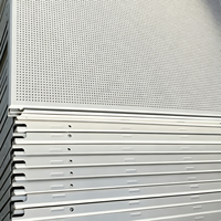 Plaque de plafond suspendue en alliage d'aluminium moderne, ignifuge, imperméable, perforée, insonorisante, 600x600mm, pour la maison