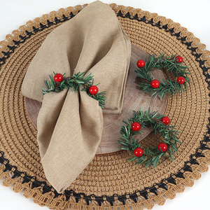 Serie Natalizia Anello Portatovagliolo in Tessuto Intrecciato a Mano con Frutti Rossi e Aghi di Pino Dorati per Matrimoni - Product Image 1