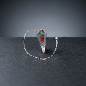 Pendule pyramidal en pierre précieuse polie avec inclusions rouges et bleues, chaîne en argent sculptée - Product Image 3