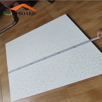 Plaque de plafond suspendu en fibre minérale blanche de style nouveau, 4 pieds x 2 pieds, 600 x 600 mm