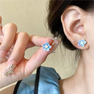 Orecchini a perno da donna con fiore in resina, piccoli, semplici ed eleganti, gioielli in miniatura, idea regalo - Product Image 1