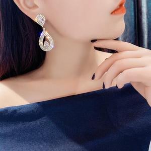 Pendientes colgantes de mujer con diamantes súper brillantes, estilo coreano, europeo y americano, exagerados, versátiles y a la moda. - Product Image 4