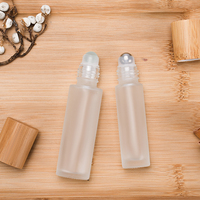 10ml clair Ambre Bleu Vert Rouge Rose Orange Roll on Parfum Verre Bouteille D'huile Essentielle avec Couvercle En Bambou et Roller Balls