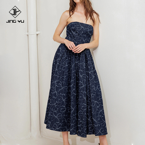 Robe midi en jean de luxe à imprimé mode, sans bretelles, avec ceinture à nouer, en denim mélangé de coton, style bandeau, personnalisable - Product Image 1