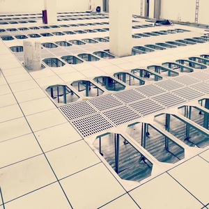Plancher surélevé en acier antistatique avec surface en HPL haute pression et PVC - Product Image 1