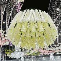 Fleurs artificielles de glycine suspendues au plafond pour la décoration de salles de réception de mariage