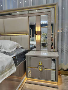 Élégant et Luxueux Ensemble de Meubles de Chambre King Size avec Éclairage LED et Finition Laquée Brillante - Product Image 3