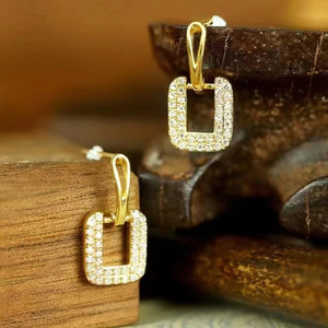 Boucles d'oreilles carrées creuses en zircon pour femmes, bijoux élégants, géométriques et délicats - Product Image 1