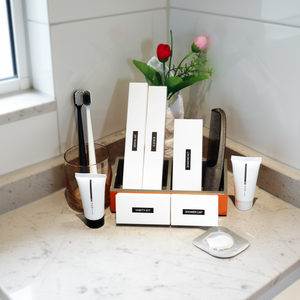 Ensemble d'articles de toilette de luxe pour hôtel 5 étoiles, écologiques, personnalisés, avec parfum, comprenant brosse à dents, shampoing et pantoufles - Product Image 1