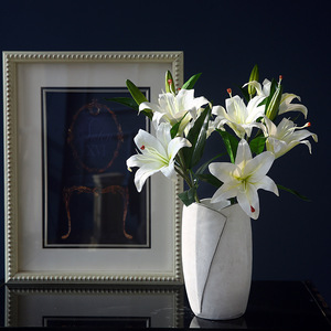 Flor Artificial de Lirio de Tres Cabezas Yihua Floral Art, Flor de Seda Blanca para Decoración de Sala de Estar y Decoración del Hogar - Product Image 1