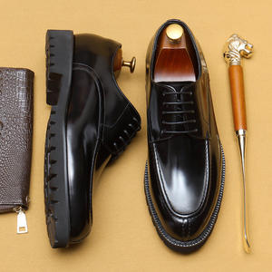 Zapatos de plataforma con suela gruesa, de cuero negro brillante, formales y casuales para hombre. - Product Image 1