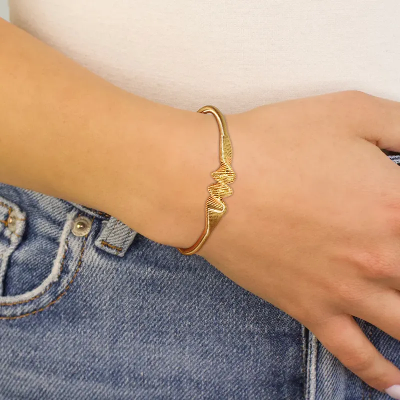 Regalo de acero inoxidable chapado en oro de 18K para mujeres, brazalete de apertura de resorte trenzado resistente al agua