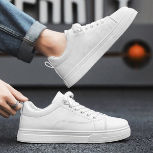 Prix d'usine Chaussures pour hommes LOGO personnalisé Dernière nouveauté Chaussures de sport décontractées <span class=keywords><strong>tendance</strong></span> pour hommes Baskets plates blanches en cuir respirant - Product Image 1